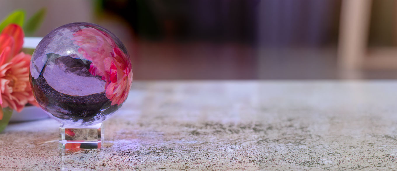 Glaskugel der Haussegen steht auf Tisch